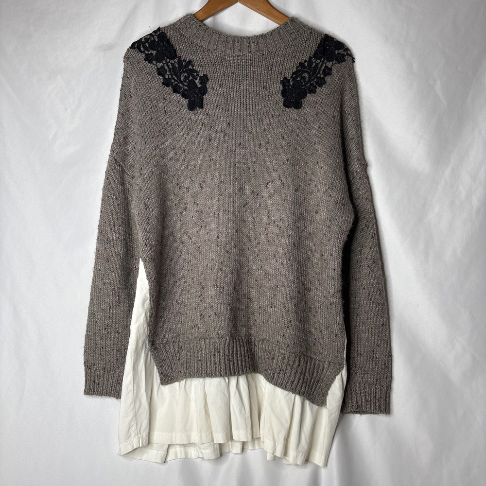 Willow & Clay Women's M Brown Sweater w/Black Lace Appliqués White Ruffled‎ Hem